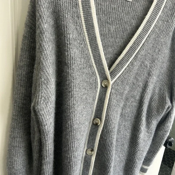 a new day size L grey preppy cardigan. Oversized. Super soft. Warm. Preppy. - Picture 8 of 8